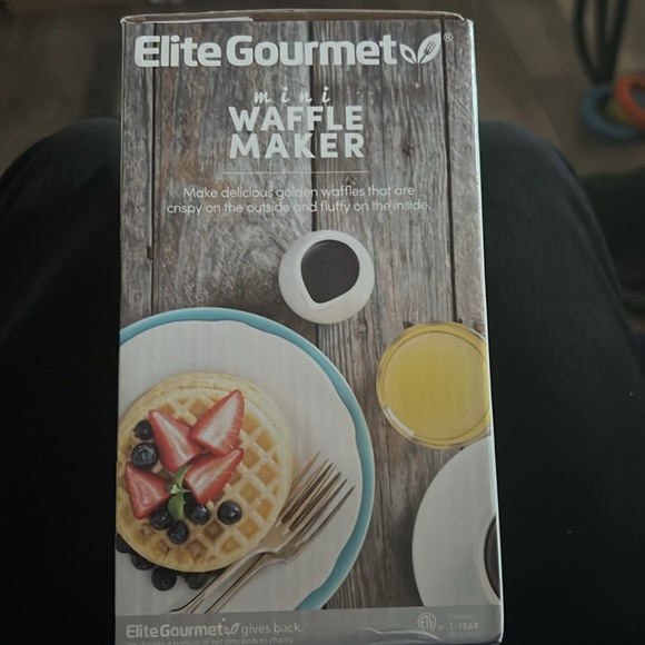 Elite Gourmet Mini Waffle Maker, black - Picture 3 of 4